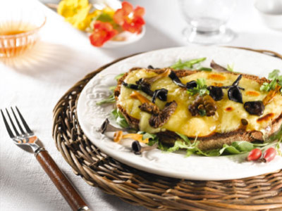 Tartine à la Tomme de Savoie et trompettes